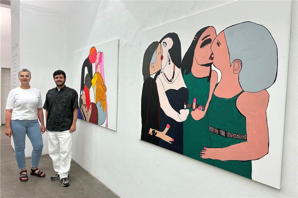 5 Dinge, die die Ausstellung „love/love“ über die Liebe lehrt Dagmar Lippok und Philip Michael vom Künstlerhaus Dortmund neben den farbenfrohen Bildern von Tina Herchenröther in der Ausstellung "love/love".