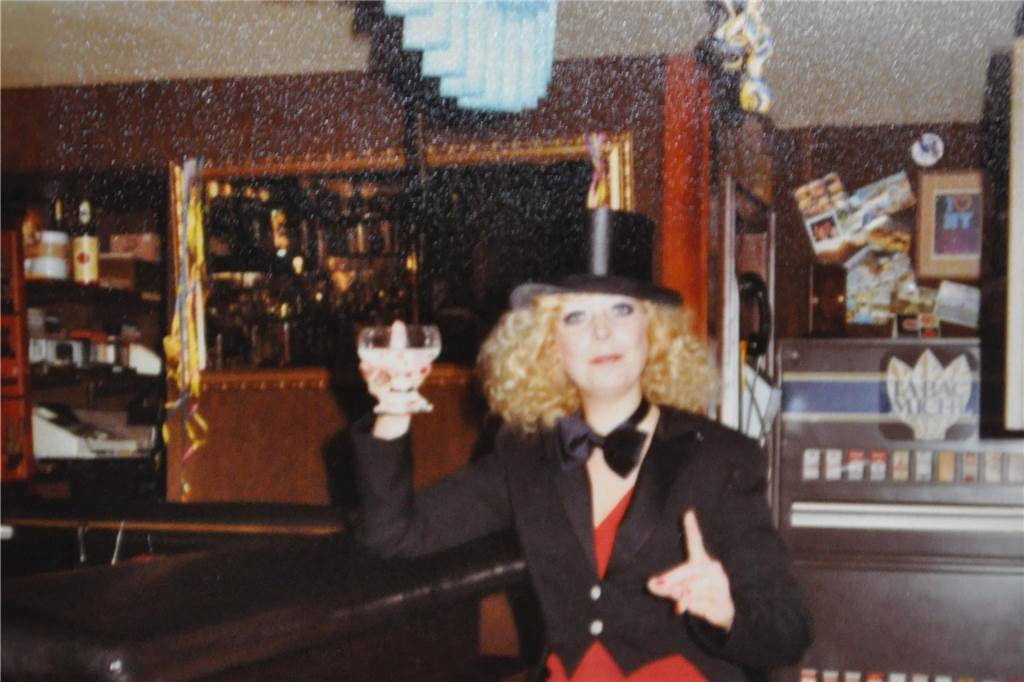 Ostwall war einst Dortmunds Bermuda-Dreieck: Warum von dem Partyviertel nichts mehr übrig ist Dagmar Schnecke-Bend in Ihrem „New Yorker“ an Karneval, was der Höhepunkt des Partyjahres am Ostwall war. Die Jecken feierten nach dem Rosenmontagszug im Ostwallviertel weiter.