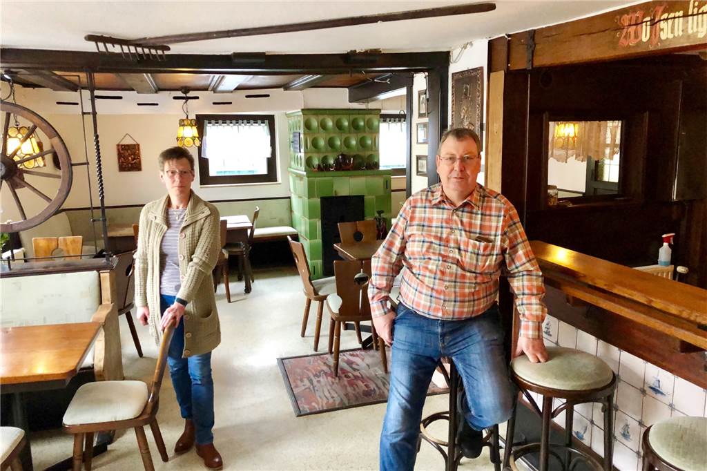 Die historische Dorfschänke in Sölde hat wieder geöffnet - mit einem neuen Pächter Dagmar und Dirk Lagemann sind die neuen Pächter.