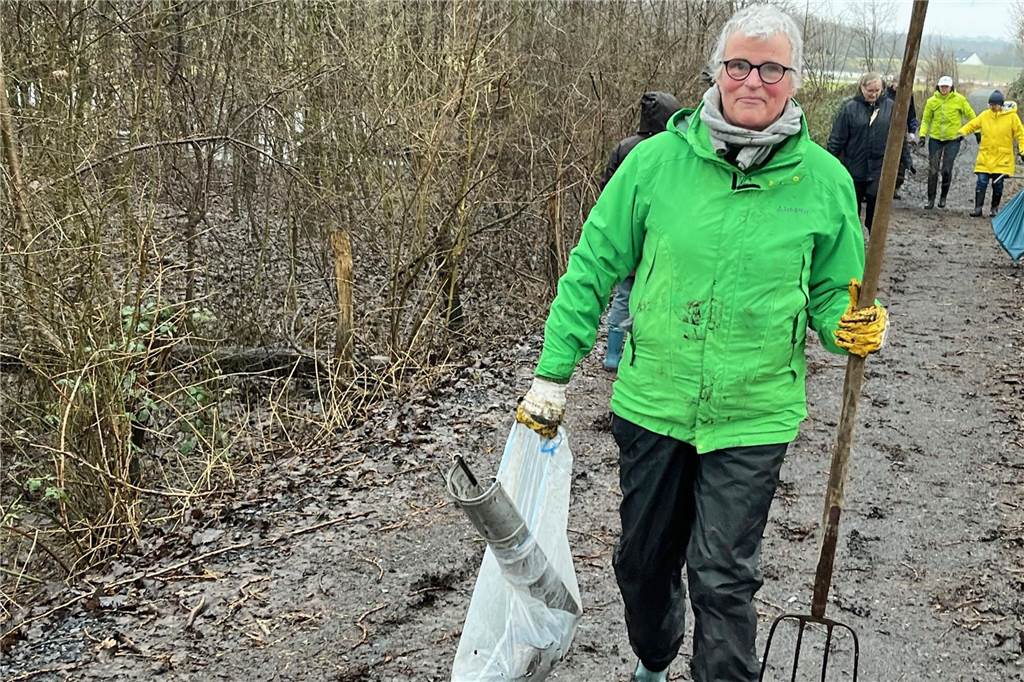 Dagmar Wenner klaubte unter anderem ein Plastikrohr als der Natur.