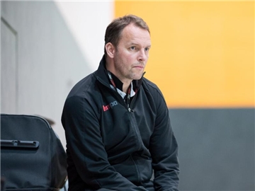 Dagur Sigurdsson (l) hat entschieden nur mit 15 Spielern zur WM nach Frankreich zu reisen. Foto: Guido Kirchner