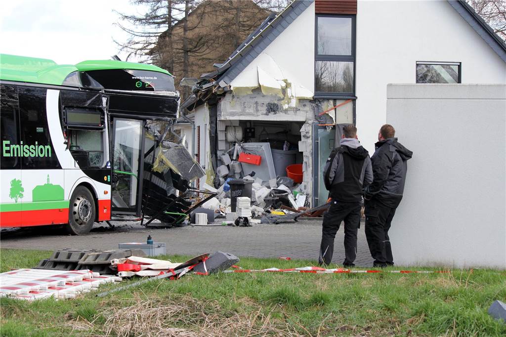 Dahinter ist die offene Hausecke und der Hauswirtschaftsraum zu sehen.