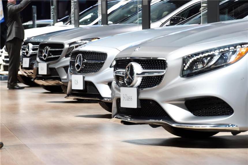 Daimler-Stand auf der Automesse in Detroit. Der deutsche Autobauer senkte seine Gewinnprognose, weil China in dem Konflikt mit Washington Zusatzzölle auf in den USA gebaute Autos erhebt. Foto: Uli Deck/Archiv