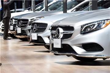 Daimler-Stand auf der Automesse in Detroit. Der deutsche Autobauer senkte seine Gewinnprognose, weil China in dem Konflikt mit Washington Zusatzzölle auf in den USA gebaute Autos erhebt. Foto: Uli Deck/Archiv