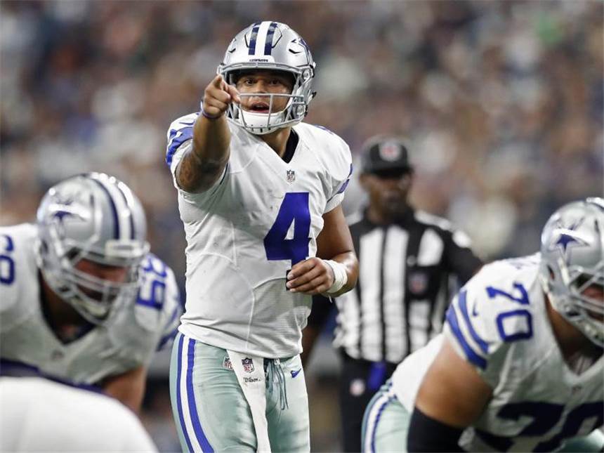 NFL: Zwei Super-Neulinge bei den Dallas Cowboys Dak Prescott ist der Quarterback der Dallas Cowboys. Foto: Larry W. Smith