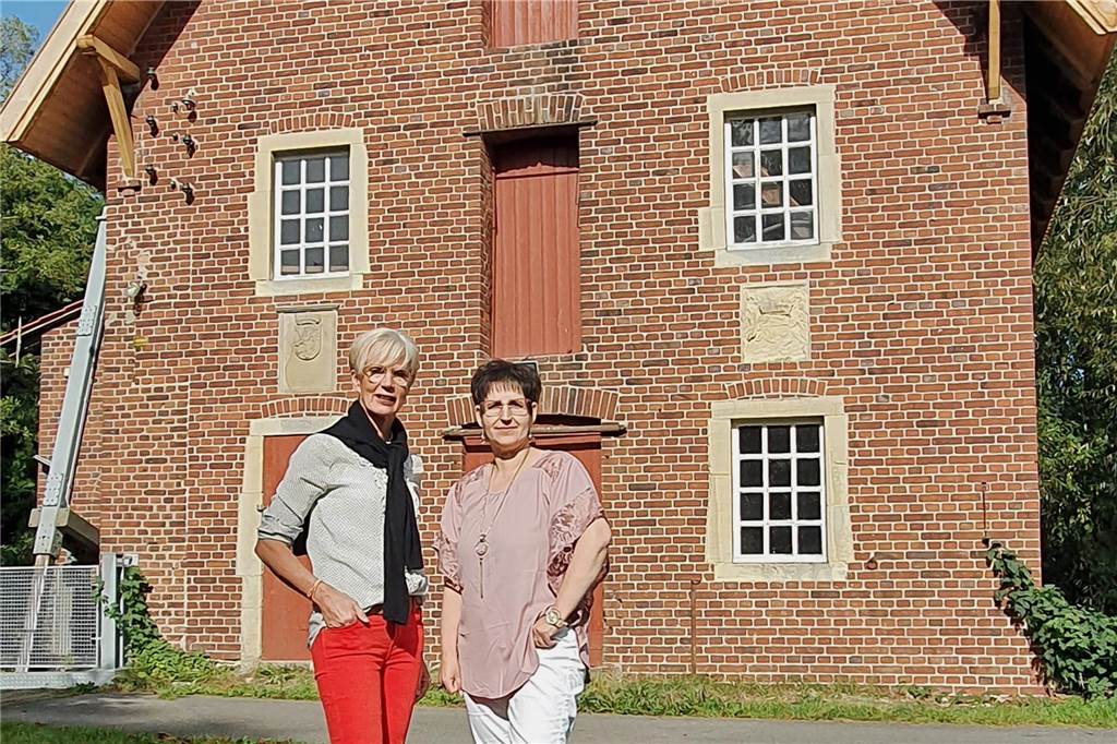Düstermühle bleibt geschlossen und wird verkauft Damals voller Vorfreude und Hoffnung (v.l.): Christel Kock und Pächterin Bianca Jugel. Ein Bild aus dem Jahr 2022.