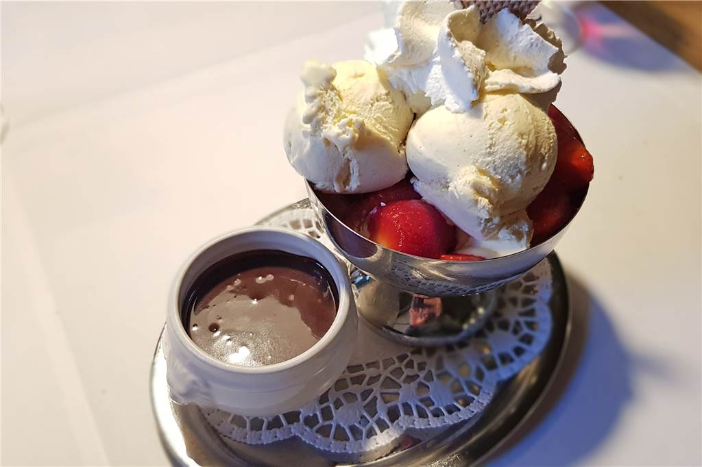 Das Restaurant Kloppendiek in Zwillbrock ist einen (Fahrrad-)Ausflug wert Dame Blanche mit Erdbeeren: der perfekte Abschluss.