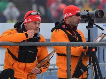 Damen-Bundestrainer Gerald Hönig (r) ist auf der Suche nach einem neuen Star. Foto: Martin Schutt
