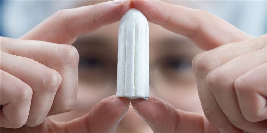 Damen-Hygiene-Artikel sind in Schottland jetzt kostenlos erhältlich. Gibt es Menstruationsartikel in öffentlichen Gebäuden bei uns auch kostenfrei?