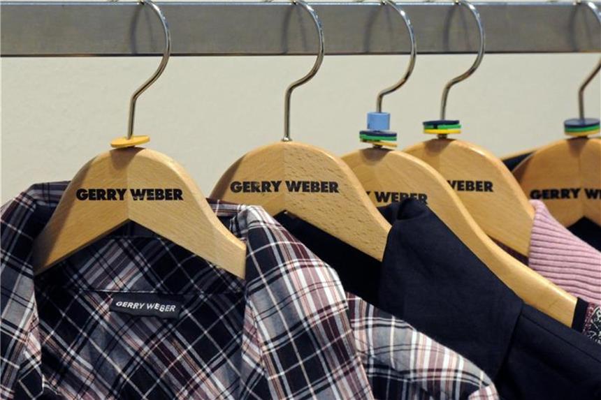 Gerry Weber kommt nicht aus der Krise Damenmode des Damenmoden-Spezialisten Gerry Werber hängt auf Kleiderbügeln bei einer Bilanz-Pressekonferenz von Gerry Weber. Foto: Horst Ossinger
