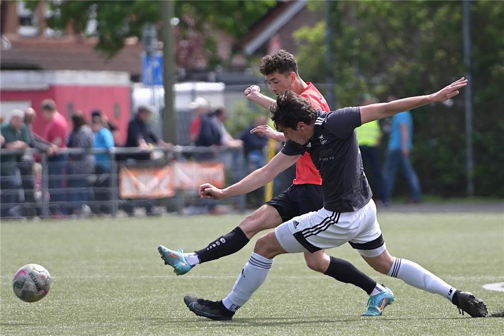Nur ein Entscheidungsspiel in den Kreisligen Damian Delowetz ist am Sonntag in Marl-Hamm im Entscheidungsspiel gegen den FC 26 Erkenschwick noch ein letztes Mal für RW Erkenschwick am Ball.
