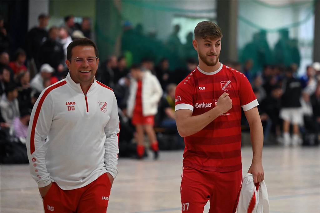 FC Overberge trennt sich von Damian Glombik: „Mir fehlen ein bisschen die Worte“ Damian Glombik (l.) ist kein Trainer mehr beim FC Overberge.