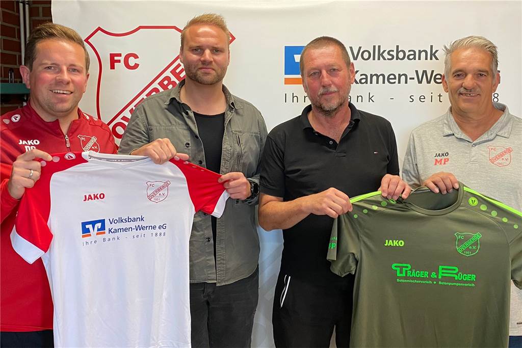FC Overberge stellt neue Trainer vor: Einer hat FCO-Vergangenheit, der andere kommt vom VfL Kamen Damian Glombik (l.) stellte am Montagabend zusammen mit dem Vereinsvorsitzenden Michael Puszcz (r.) das neue Trainerteam um Martin Schmelzer (2.v.l.) und Burghard Bachmann vor.