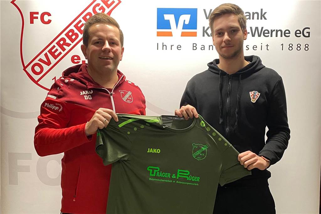 FC Overberge verpflichtet nächsten Spieler: Der beste Stürmer des TuS Hemmerde kommt Damian Glombik (l.) stellte jetzt Mario Mamic vor.