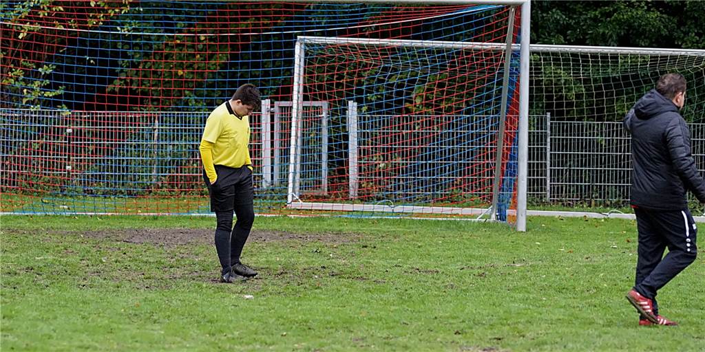 FC Overberge legt Einspruch gegen Spielwertung ein: Regenschlacht im Wald landet vorm Sportgericht Damian Glombik (r.) hielt den Platz im Billmericher Waldstadion für unbespielbar. Schiedsrichter Kilian Jaskulski ließ trotzdem weiterspielen, obwohl er zuvor laut eigener Aussage eine „zu schnelle“ Entscheidung getroffen habe.
