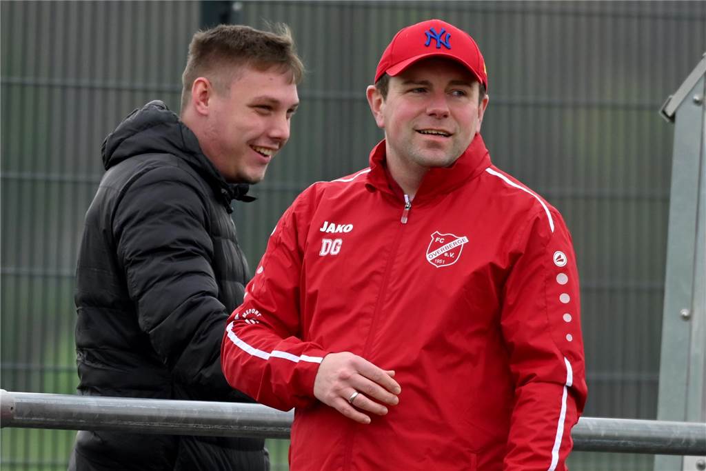 Trainerwechsel beim FC Overberge: Nachfolger von Burghard Bachmann übernimmt ab sofort Damian Glombik lacht.