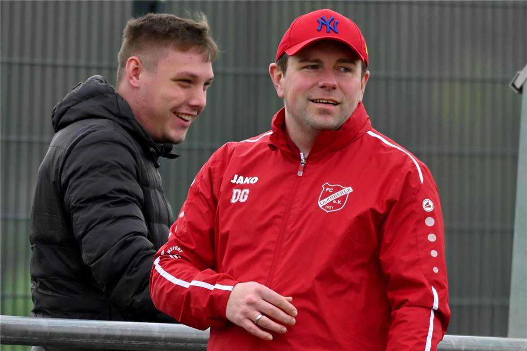 TuRa Bergkamen hat einen neuen Sportchef: Damian Glombik übernimmt den vakanten Posten Damian Glombik (r.) trägt Kappe und lächelt.
