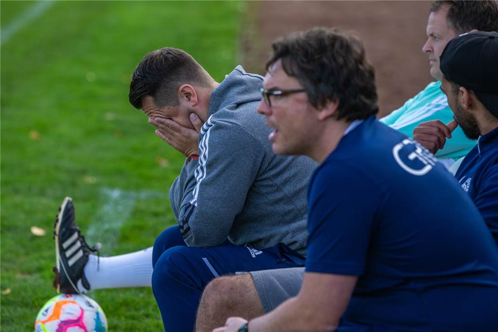 Schock für Holzwickedes Co-Trainer Damian Grauer Damian Grauer (l.) hat sich schwer am Knie verletzt. Benjamin Hartlieb (vorne) muss zum Start auf seinen Co-Trainer verzichten.