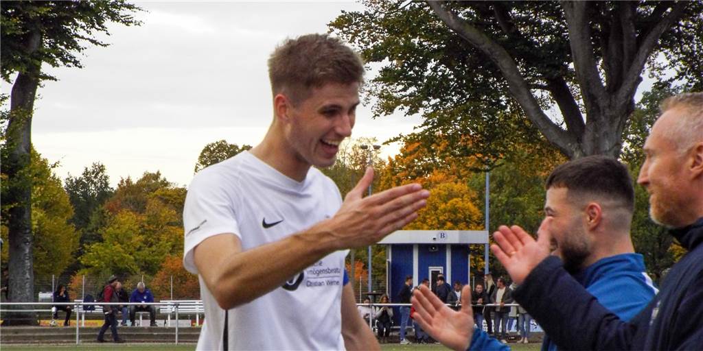 „Das war der Schlüsselmoment“: Königsborns Kapitän Damian Marchewka erklärt den Last-Minute-Sieg Damian Marchewka (l.) hatte nach dem Last-Minute-Sieg in Langenbochum Grund zu jubeln. Hier klatscht er sich mit seinem Flankengeber Ahmet Acar (M.) und Cheftrainer Andreas Feiler ab.