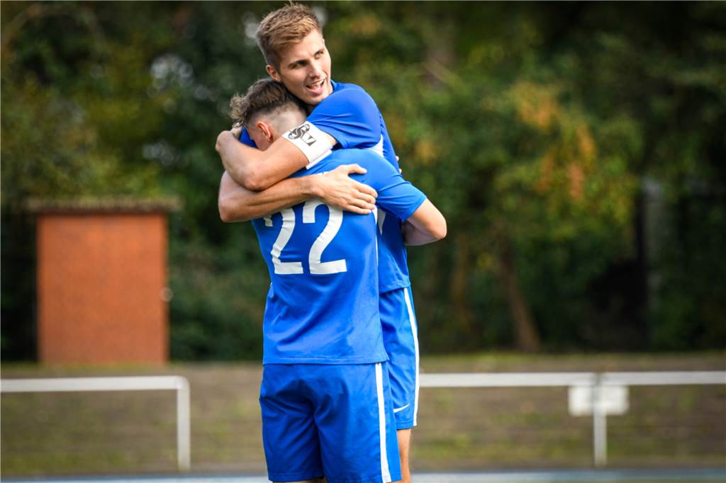 Königsborner SV liefert sich laut Trainer ein „Altherren-Spiel“ mit dem BV Brambauer Damian Marchewka (r.) erzielte das 1:0 für den Königsborner SV.