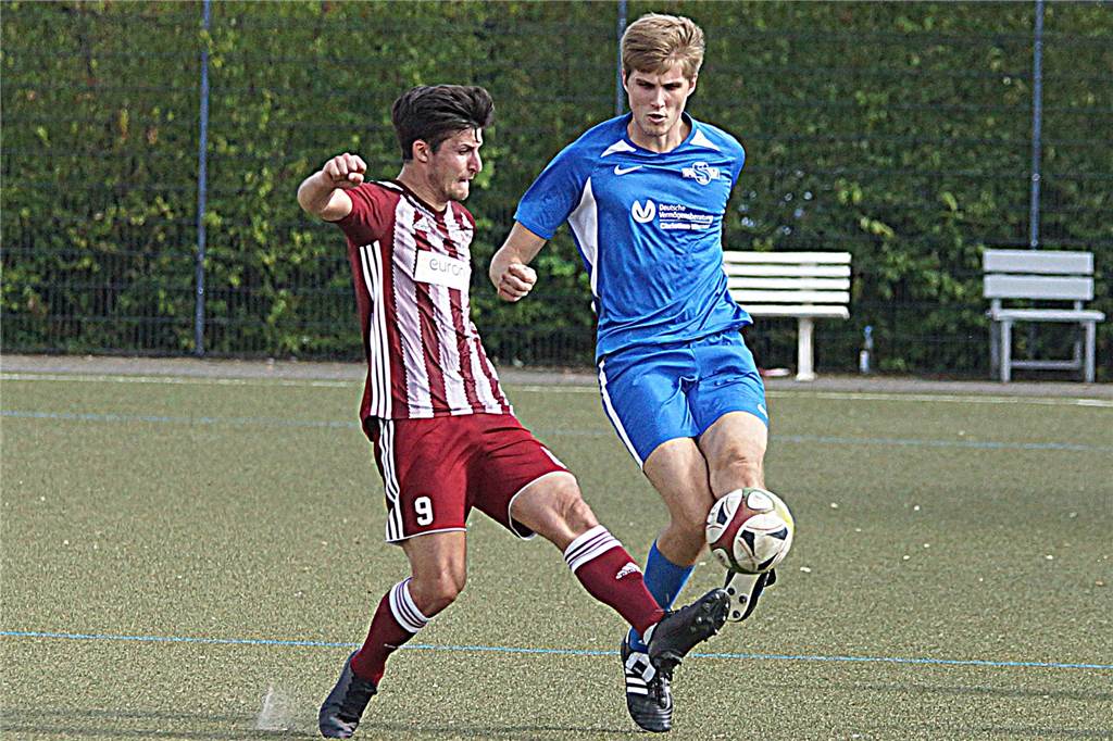 14 Vereine in 20 Jahren - Königsborns „Abwehrlatte“ aus Olfen hat schon alle Trainertypen erlebt Damian Marchewka (r.) fällt allein schon wegen seiner Größe von 2,03 Metern auf dem Fußballplatz auf.