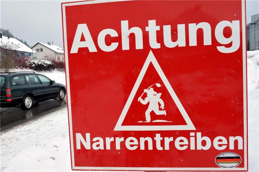 Helau, Alaaf und Ahoi: Was Autofahrer zu Karneval dürfen Damit das närrische Treiben fröhlich abläuft und nicht gefährlich wird, müssen sich Autofahrer auch in der fünften Jahreszeit an die üblichen Gesetzte halten. Foto: Rolf Haid/dpa/dpa-tmn