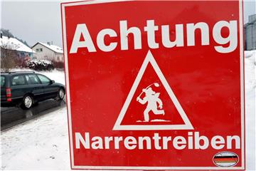 Damit das närrische Treiben fröhlich abläuft und nicht gefährlich wird, müssen sich Autofahrer auch in der fünften Jahreszeit an die üblichen Gesetzte halten. Foto: Rolf Haid/dpa/dpa-tmn