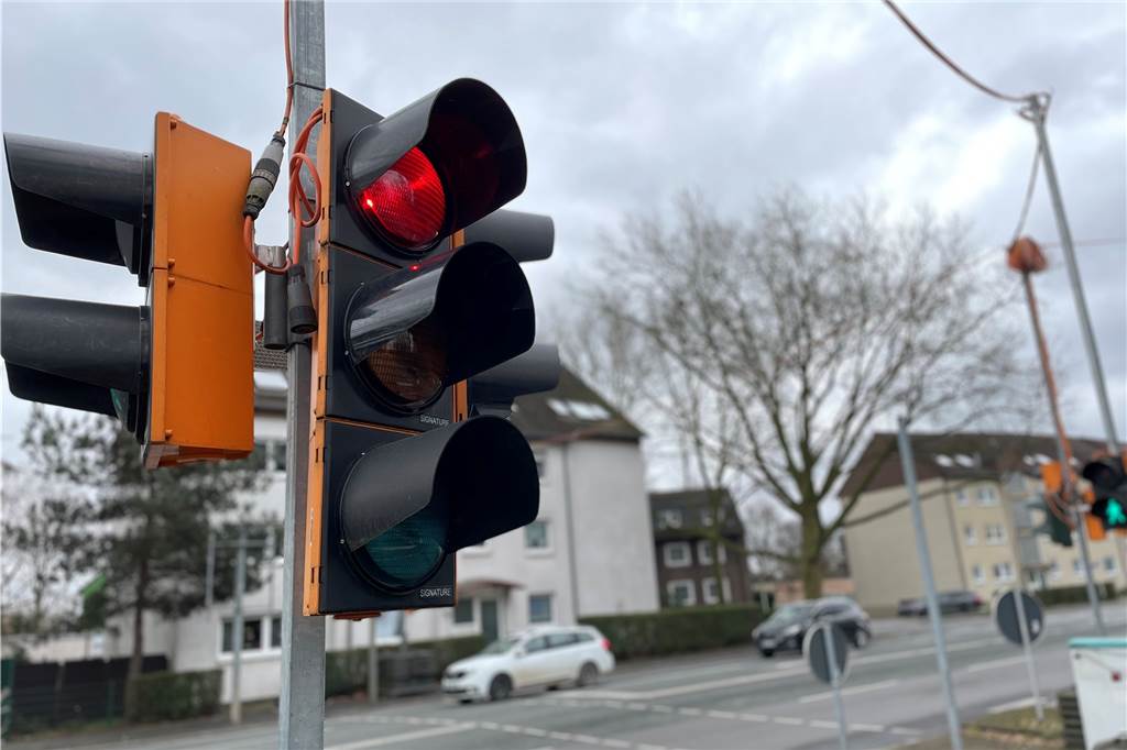 Damit die Ampel funktioniert, muss sie per Kabel mit Strom und Signaltechnik versorgt werden. 