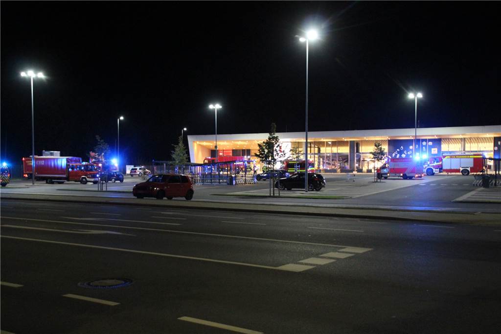 Kaufland-Gebäude in Rünthe wegen Säure-Alarm geräumt Damit die Feuerwehr auf dem Parkplatz Stellung beziehen konnte, musste dieser erst einmal von den Kundenfahrzeugen geräumt werden.