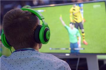 Damit die Fußballer flüssig über den Bildschirm laufen, brauchen Game-Streamer eine leistungsstarke Internetanbindung. Foto: Caroline Seidel/dpa