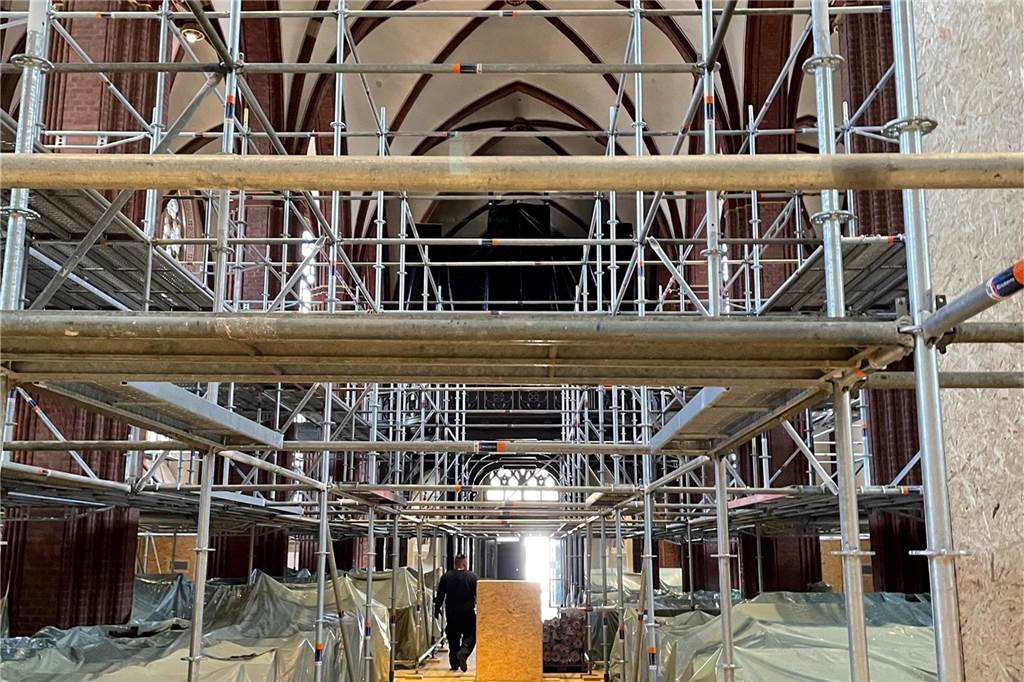 Die eingerüstete Kirche von innen.