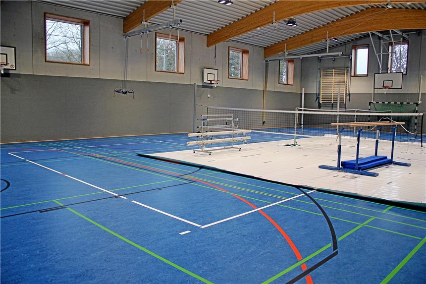 Damit die zahlreichen Gäste den Boden mit ihren Straßenschuhen nicht beschmutzen, lag in der Turnhalle am Freitag noch eine weiße Plane. Ab kommender Woche startet der Sportbetrieb dann auf dem komplett blauen Hallenboden.