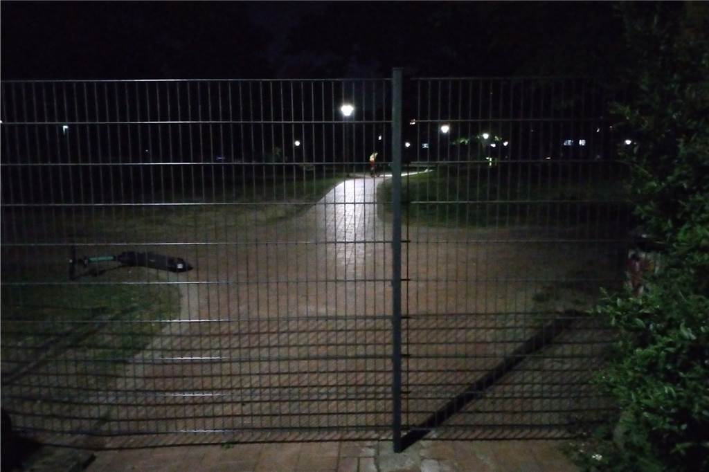 Damit Drogendealer nicht mehr so ohne Weiteres durch den Keuning-Park spazieren können, hat die Stadt Dortmund einen Zaun aufgestellt.