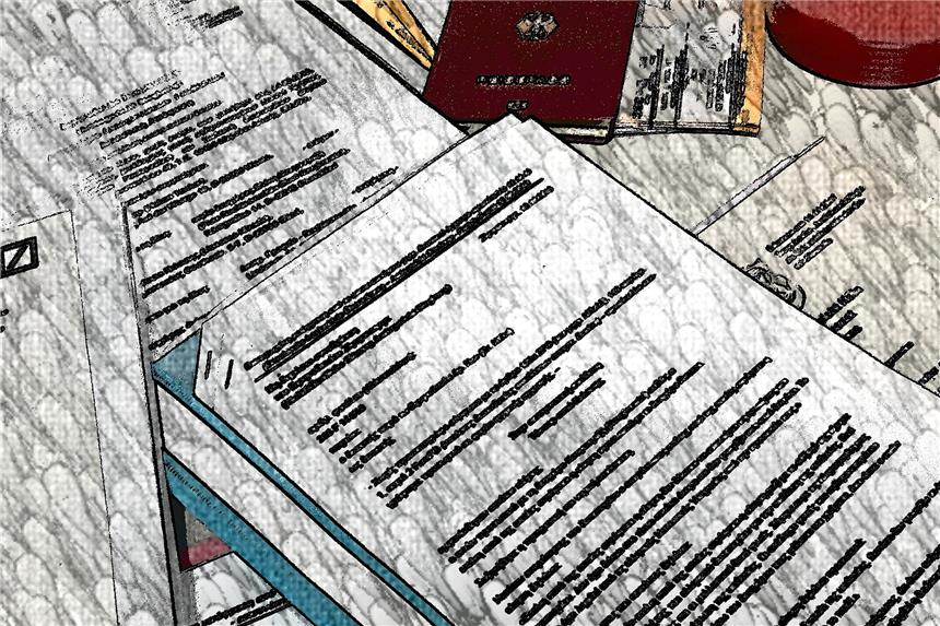 Fremde halten die Hand seines Kindes Damit er irgendwie Ordnung bekommt in diesen Haufen und das ganze Chaos, das er seit zwei Jahren sein Leben nennt, hat er alles abgeheftet.