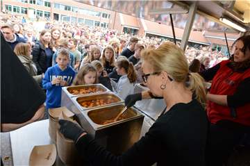 Damit hatte selbst die kühnsten Optimisten nicht gerechnet: Nach nicht einmal 21 Minuten waren 1696 Portionen Currywurst ausgegeben.