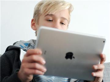 Damit Idole nicht die einzigen Bezugsgrößen im Leben von Jugendlichen werden, sollten Eltern mit ihren Kindern darüber und über die mediale Darstellung von Stars kritisch diskutieren. Foto: Tobias Hase