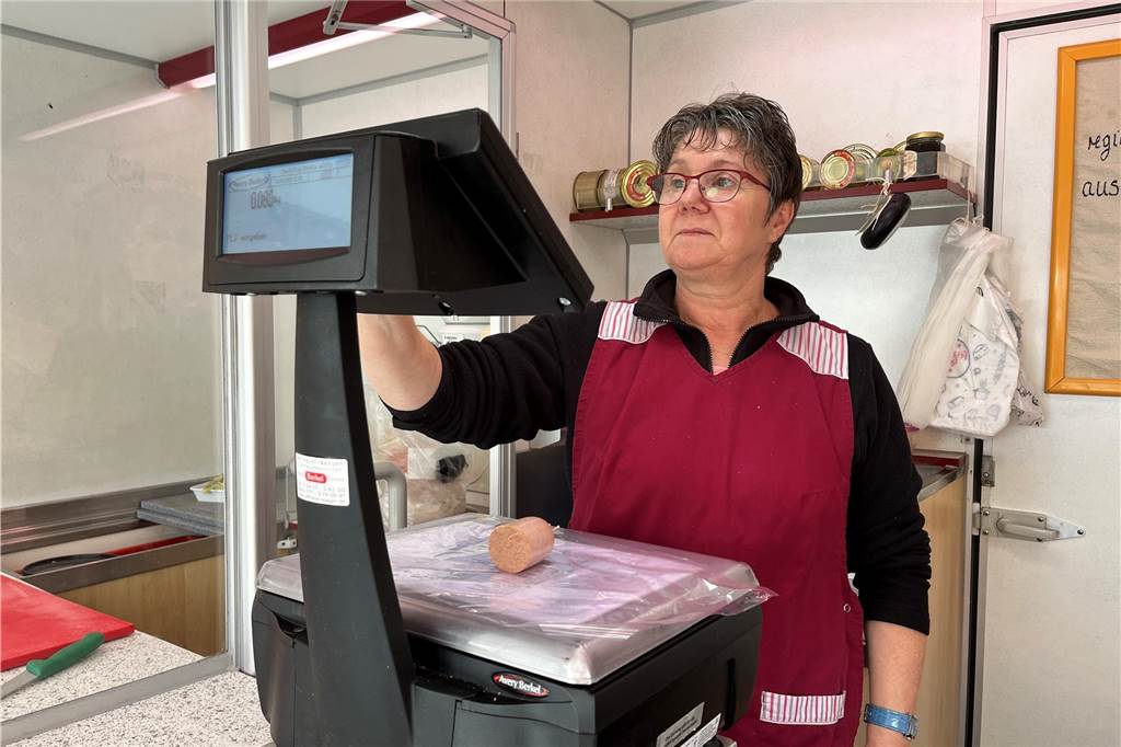 Monika Naumann wiegt Wurst ab.