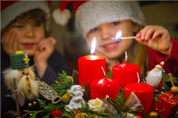 Damit Kinder sich an Weihnachten nicht langweilen, können Eltern mit ihnen kleine Spiele spielen. Foto: Patrick Pleul/dpa