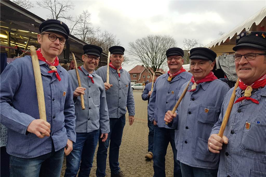 Viele Fotos: Großer Ansturm und gelebte Tradition beim „Schlöffkenfest“ in Heek Damit mal etwas los ist auf dem Krammarkt, schlendern einige der Heimatvereinmitglieder in voller Tracht durch die eine Reihe der Verkaufsstände.