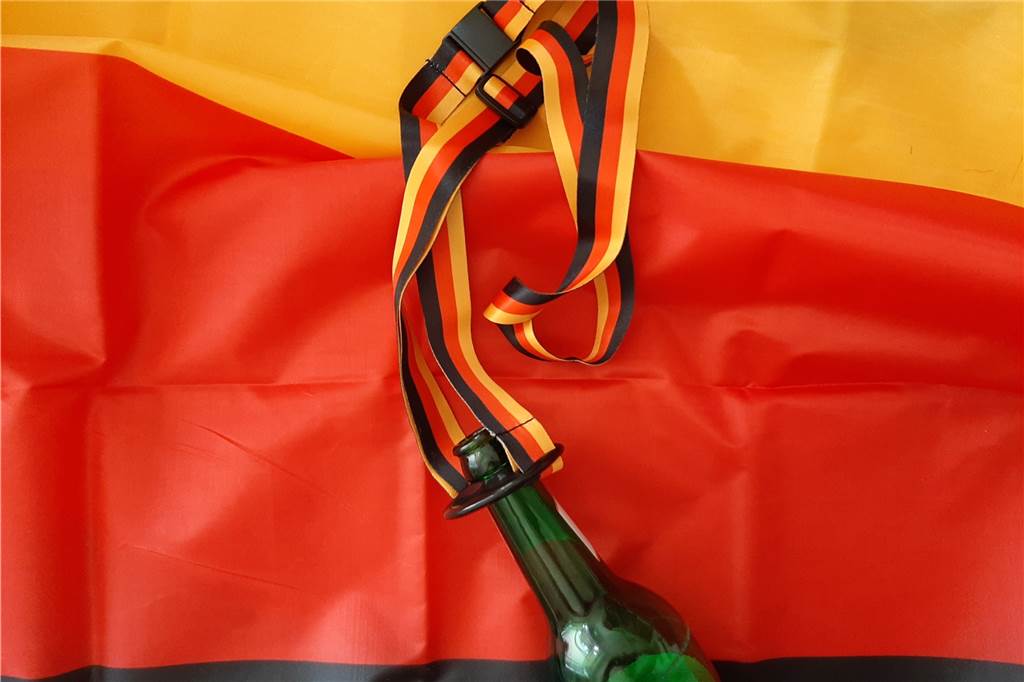 Damit man das Getränk nicht die ganze Zeit tragen muss: Diese Halterung für die Bierflasche lässt sich wie ein Schlüsselband um den Hals tragen.