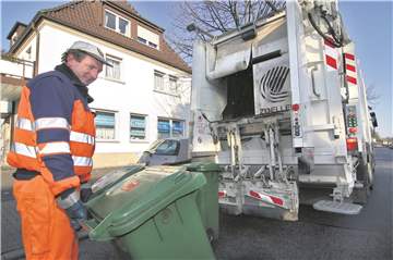 Damit sich der Müll aus den Tonnen nicht auf der Straße verteilt, rät die GWA dazu, die Mülltonnen erst am Morgen vor der Abholung herauszustellen.