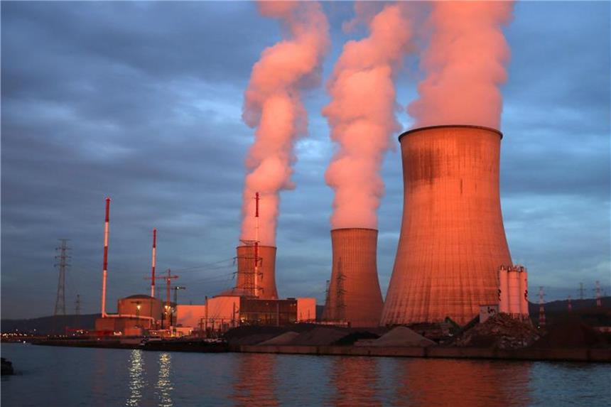 Niederländische Studie zu Atomkraftwerken im Grenzgebiet Dampf steigt aus dem Atomkraftwerk Tihange. Foto: Oliver Berg/Archiv