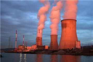 Dampf steigt aus dem Atomkraftwerk Tihange. Foto: Oliver Berg/Archiv