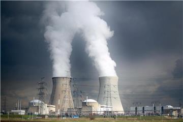 Dampf steigt aus den Kühltürmen des Atomkraftwerks Doel des Stromversorgers Electrabel. Foto: Oliver Berg/Archiv