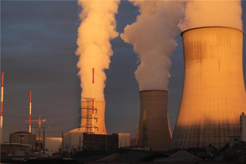 Dampf steigt in Huy (Belgien) aus Kühltürmen dem Atomkraftwerk Tihange des Betreibers Electrabel. Foto: Oliver Berg/Archiv