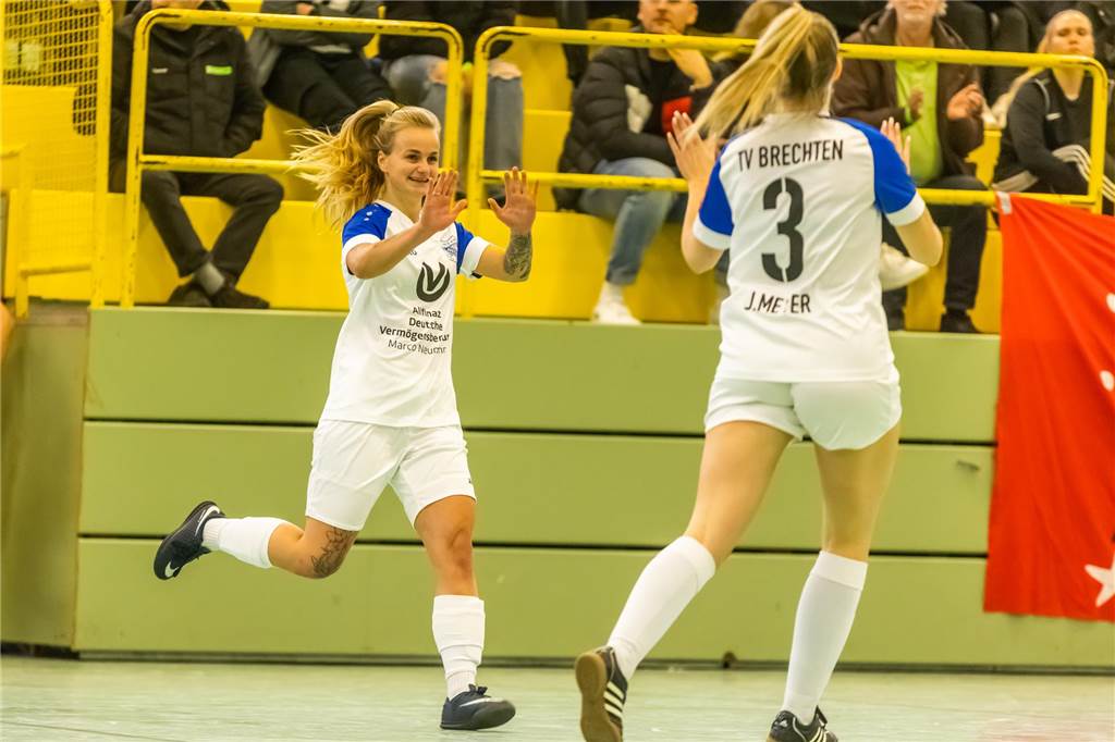 Castrop-Rauxelerin schießt TV Brechten ins Finale gegen den BVB: Ein Treffer tat besonders gut Dana Albrecht (l.) jubelte gegen den BVB gleich zweimal über ein eigenes Tor.