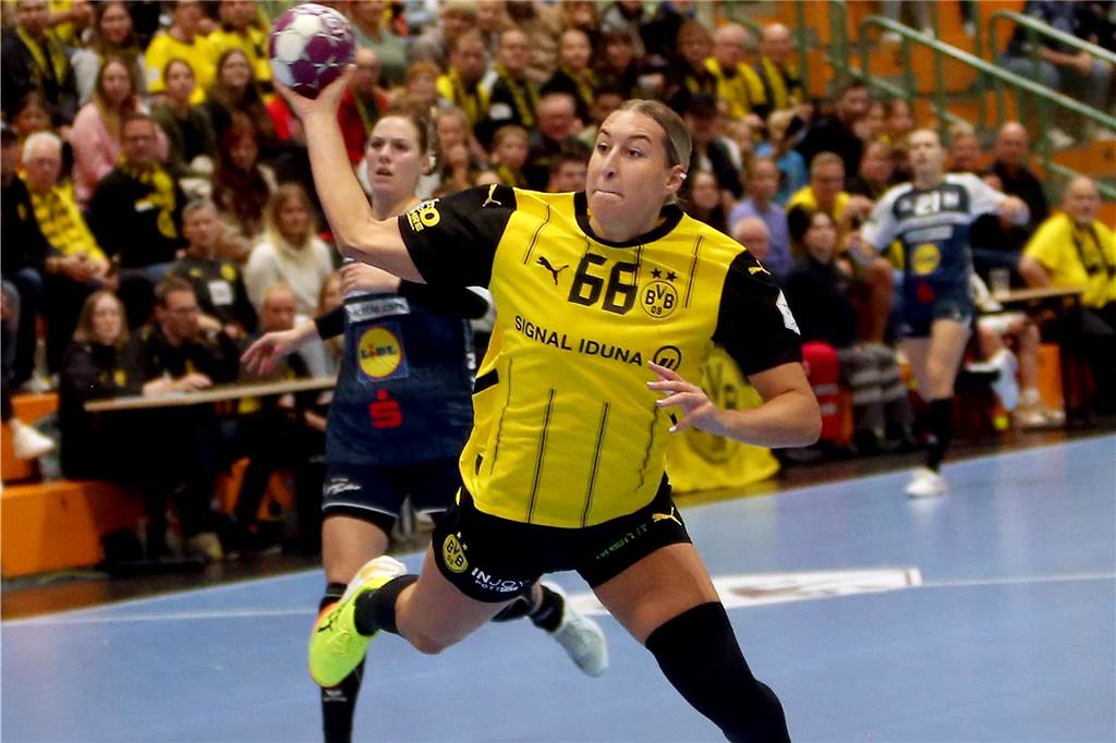Dana Bleckmann wirft einen Handball.