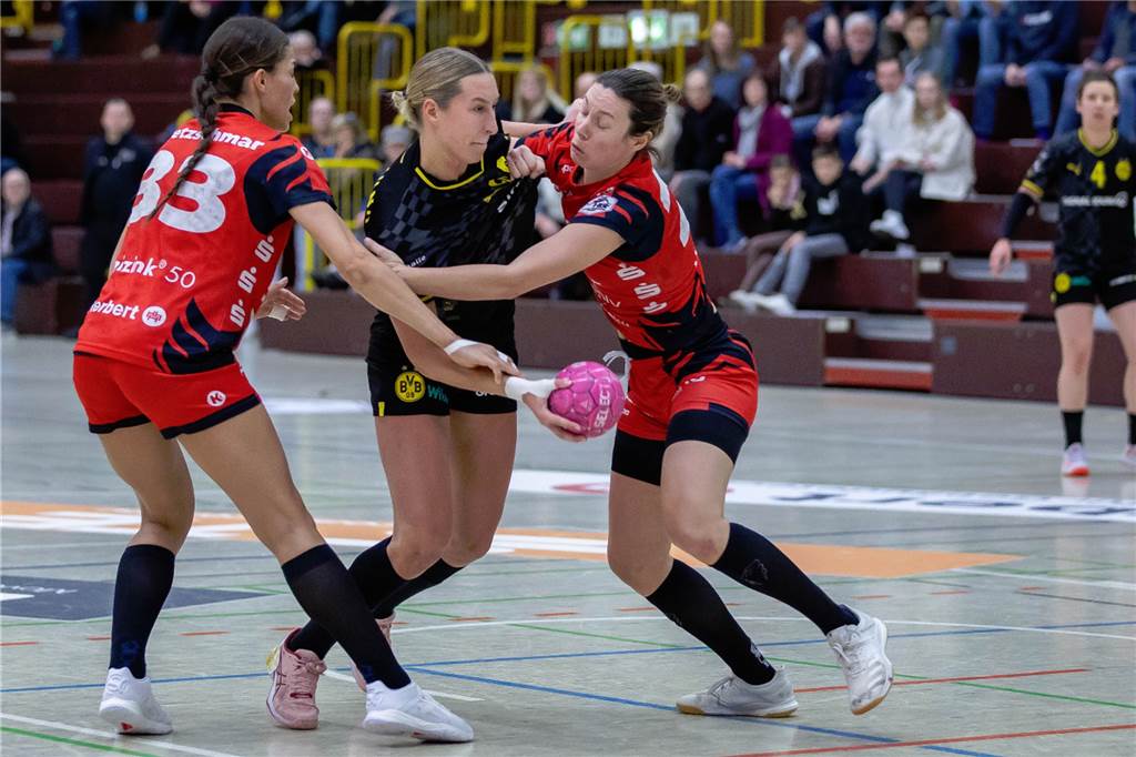 Handballerinnen des BVB abrupt aus den Träumen gerissen: Überraschendes Aus im DHB-Pokal Dana Bleckmann scheitert an den Bensheimer Verteidigerinnen.
