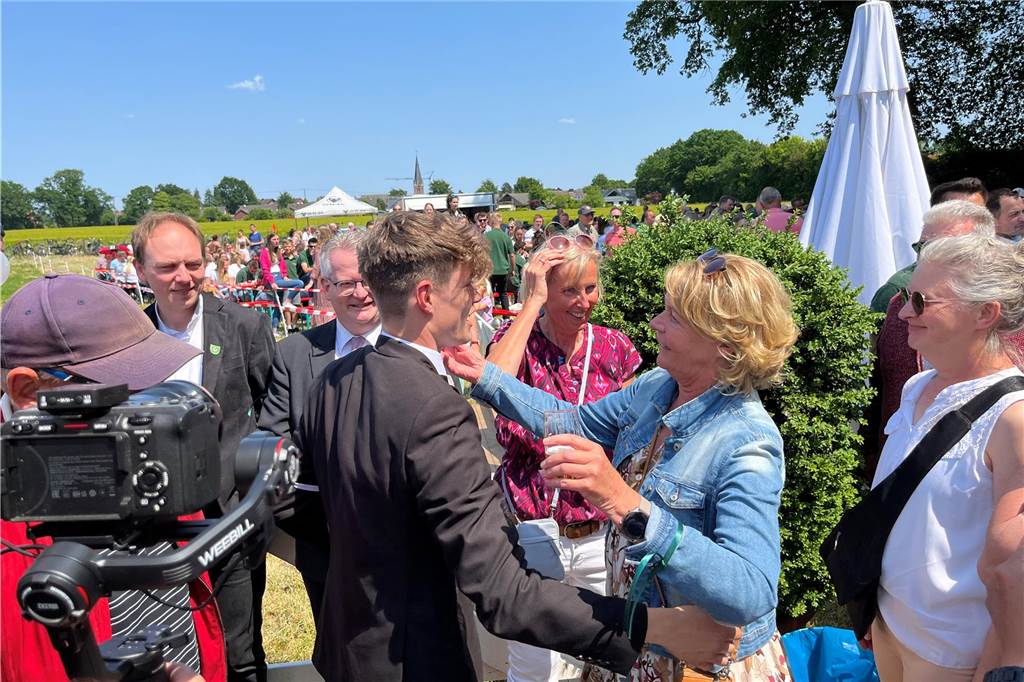 Danach gratulierte die Erler Bevölkerung Lukas Grewing.