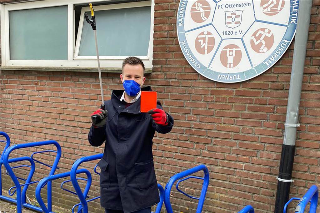Spielfreie Zeit genutzt: Schiedsrichter zeigen dem Müll die Rote Karte Daniel Banken begab sich rund um den Ottensteiner Sportplatz auf Müllsuche.